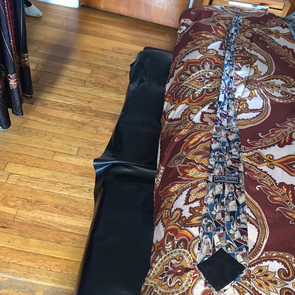 GUESS  100% SILK TIE. PREOWNED